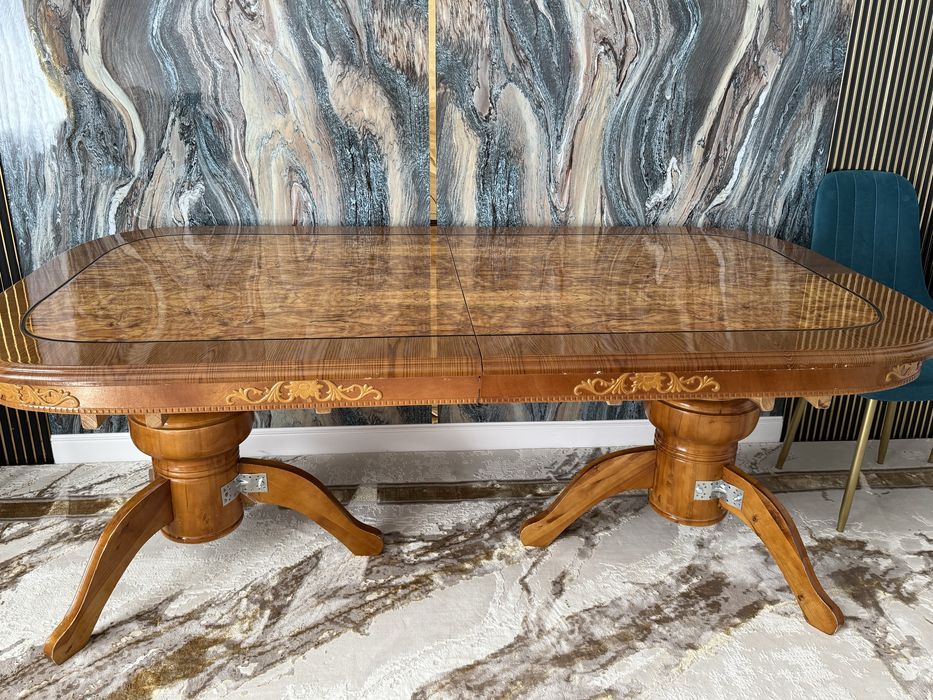 Деревянный стол для гостиной