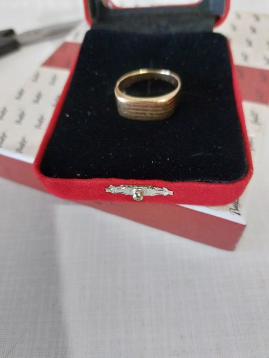 Vând doua ghiuluri aur 14 karate pentru barbati.arata f.bine barbatesc