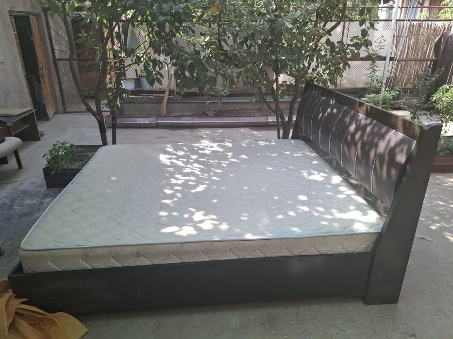 Двуспальная кровать