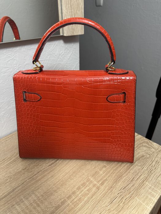 Красивого цвета яркая сумка