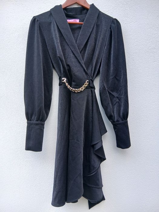 Rochie Neagră Elegantă Petrecută cu Detalii Aurii