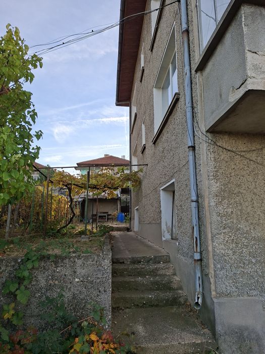 ЕТАЖ от фамилнакъща,  гараж и двор. Целият имот е необитаем.