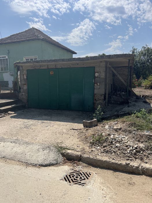 Две къщи с гараж и два декара двор