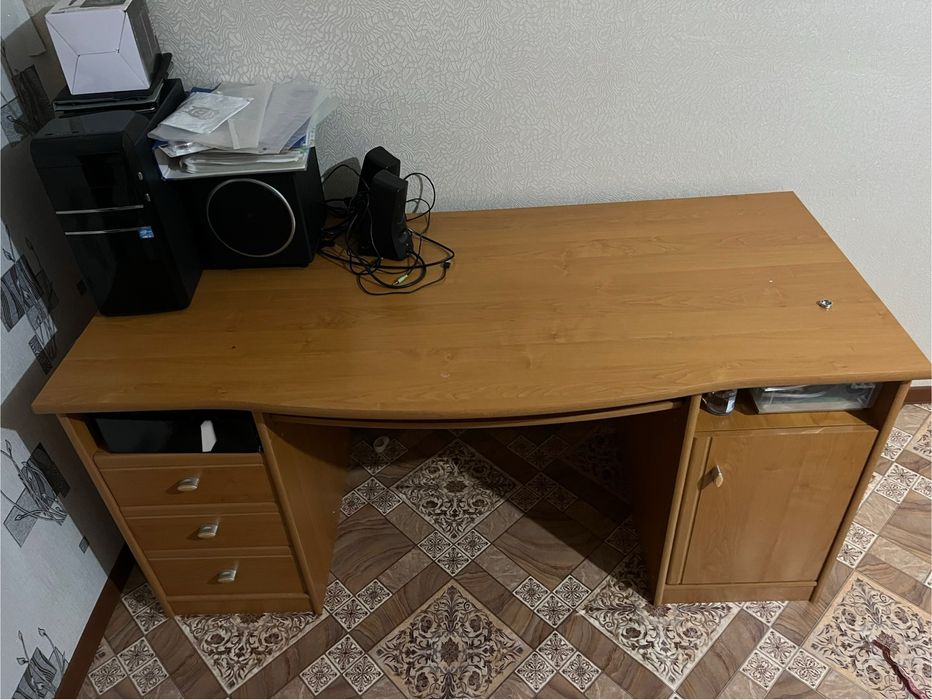 Продается офисный стол