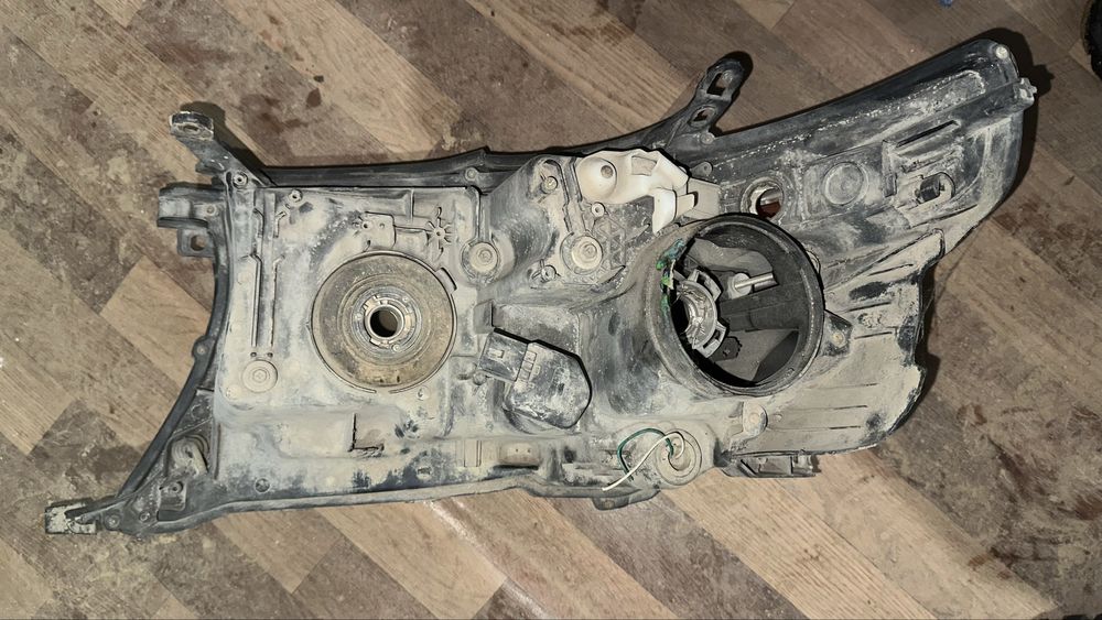 Фары LC200 правая