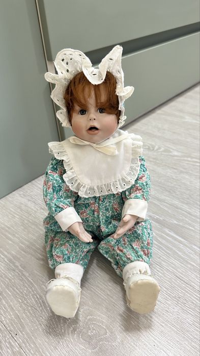 Фарфоровая кукла