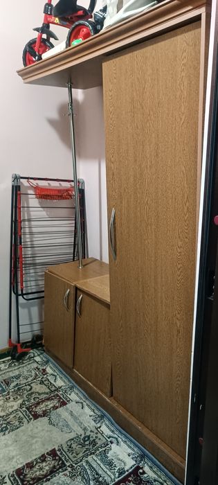 Перехожий шкаф сотилади