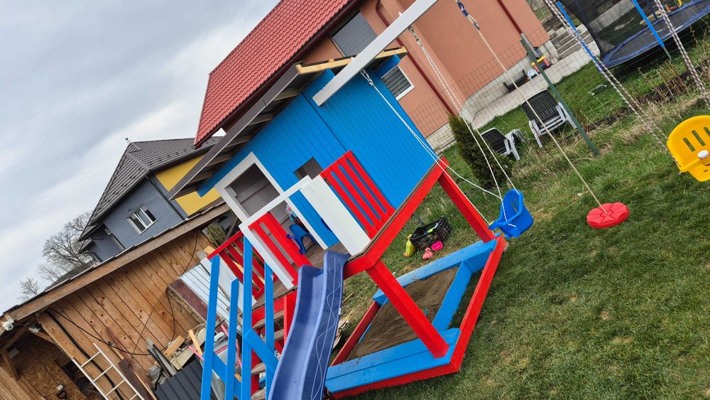 Complex de Joacă pentru Exterior – Căsuță, Tobogan, Leagăne și Nisipar