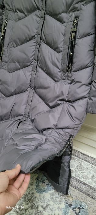 Серая тёплая куртка красивый модель стоит как новенький