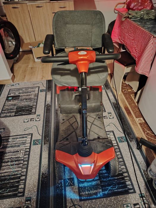 Vând scuter cu patru roți pentru dizabilități. Prețul 1300 RON.