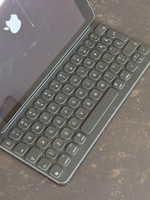 Apple Smart Keyboard pentru iPad 10.2 / 10.5 – stare foarte buna