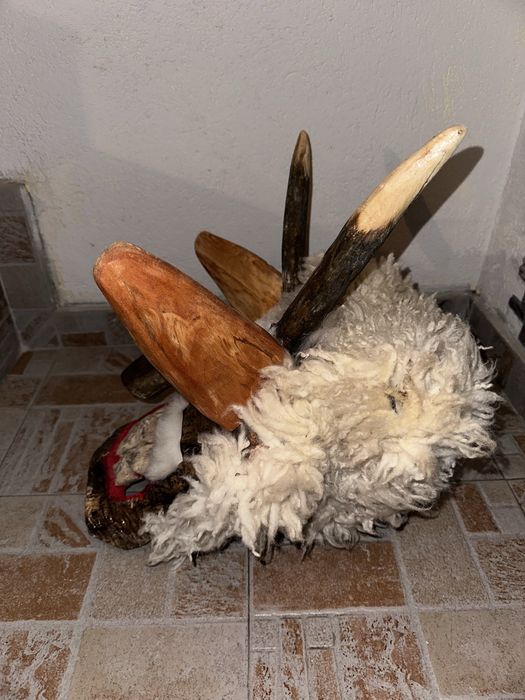 Кукерска маска от естествени материали