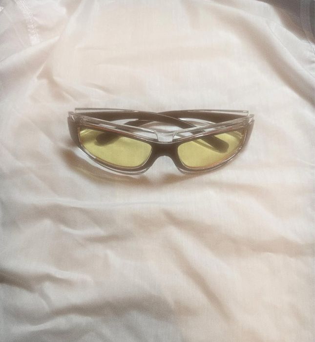 glasses (очки) солнцезащитные(?)