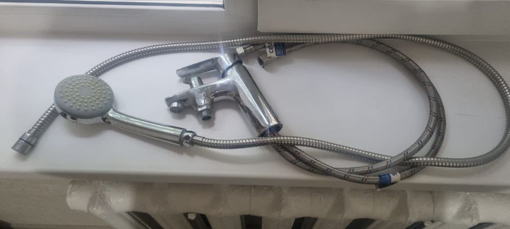 Продам смеситель для ванны