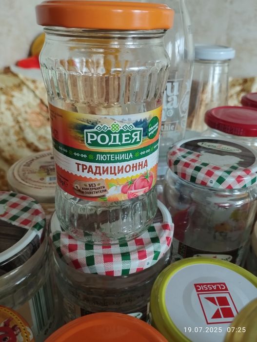 Стъклени буркани и бутилки