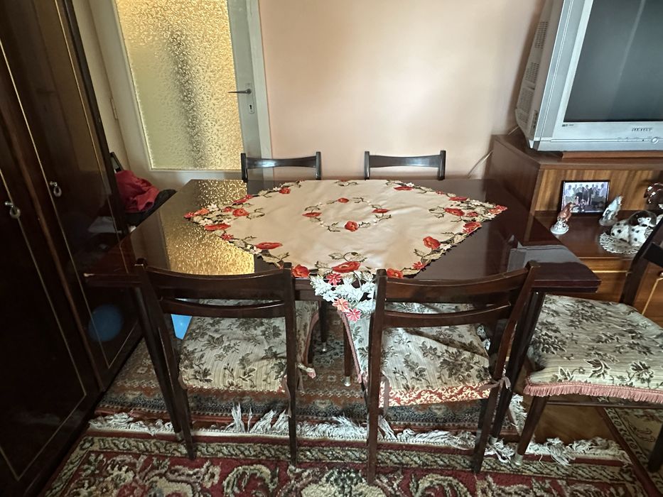 Masa extensibila cu sase scaune tapitate