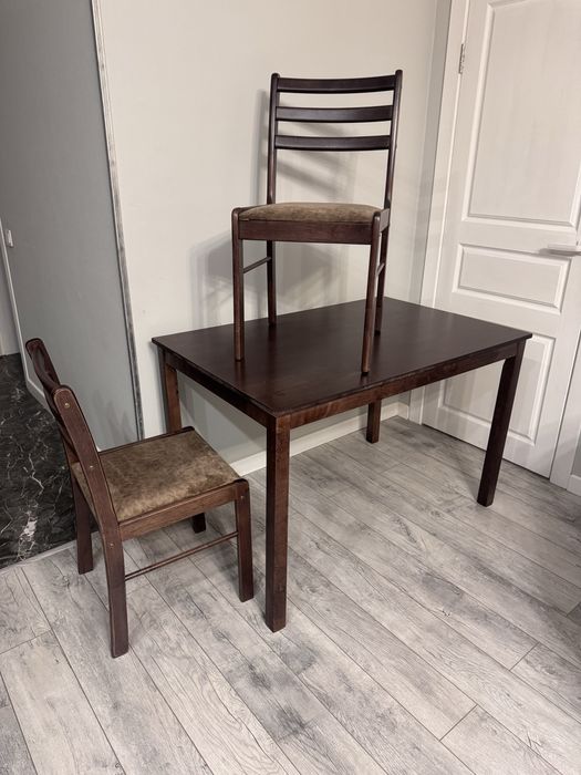 Обеденный стол с двумя стульями