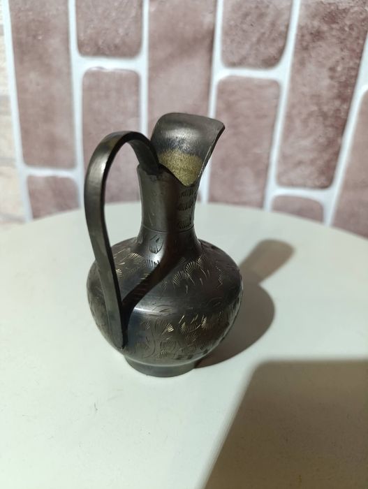 Стара бронзова каничка с гравюри