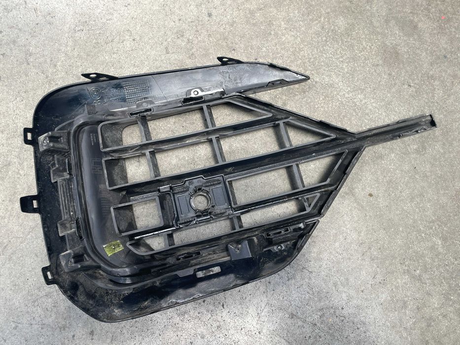 Grila bara fata stanga Vw Touareg CR7 cod 760853665E