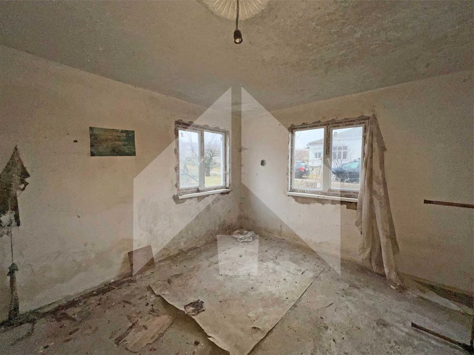 ПРОДАВА двуетажна, тухлена КЪЩА на плоча в с. Цани Гинчево, обл. Шумен