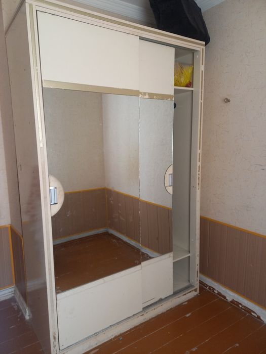 Шкаф сотаман ранги ок ойналий. Карши шахар