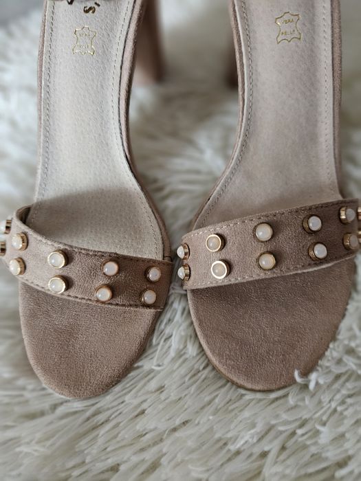Sandale nude cu toc bloc