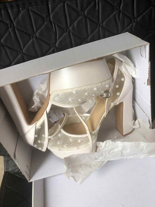 Vând rochie de  mireasa   si pantofi