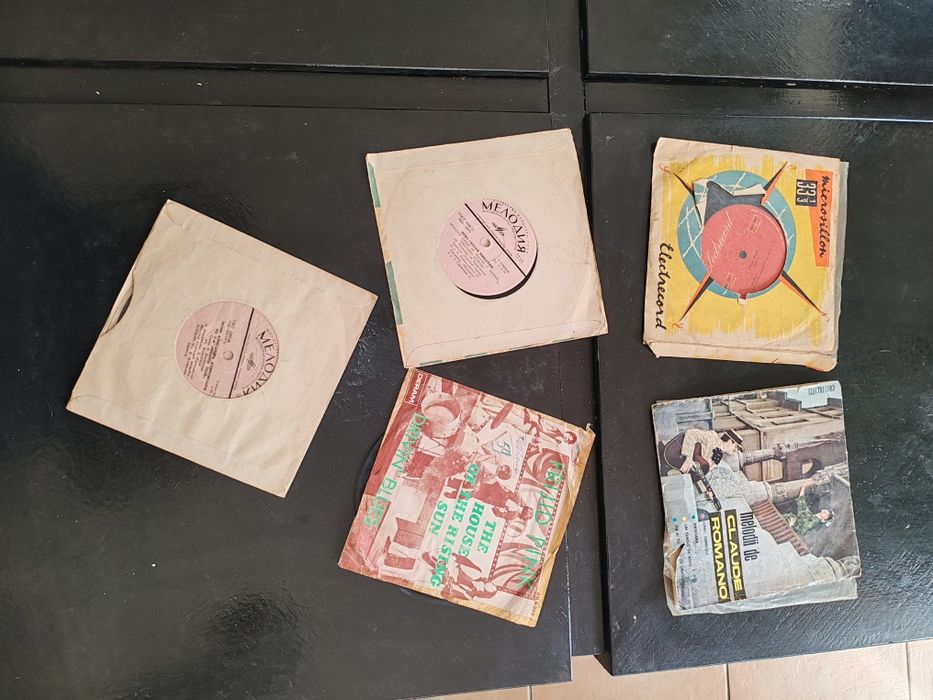 53 viniluri cu muzica ușoară.