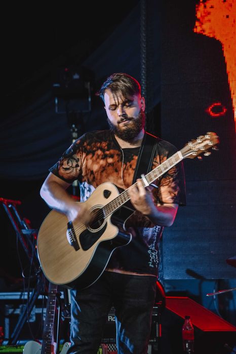 Lecții de chitară, bas, tobe, pian și ukulele - Fizic & Online