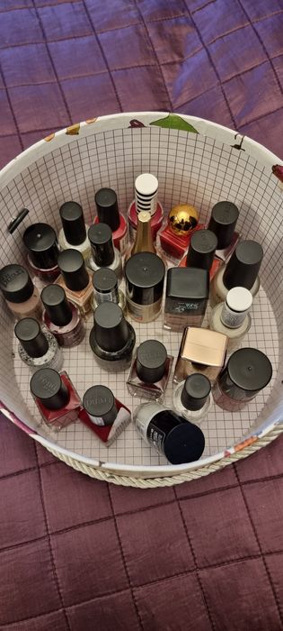 Tot ce se vede in poze - 30 oje și cutie cu capac