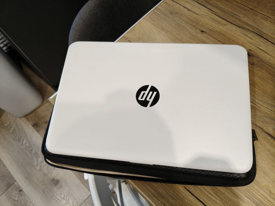 Laptop HP Stream alb, ideal pentru școală, filme și office