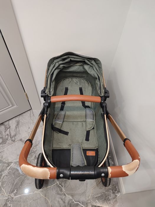 Коляска зелёного цвета