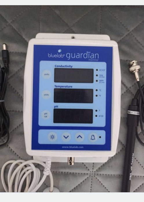 Monitor Bluelab măsurat temperatura, conductivitate, pH.