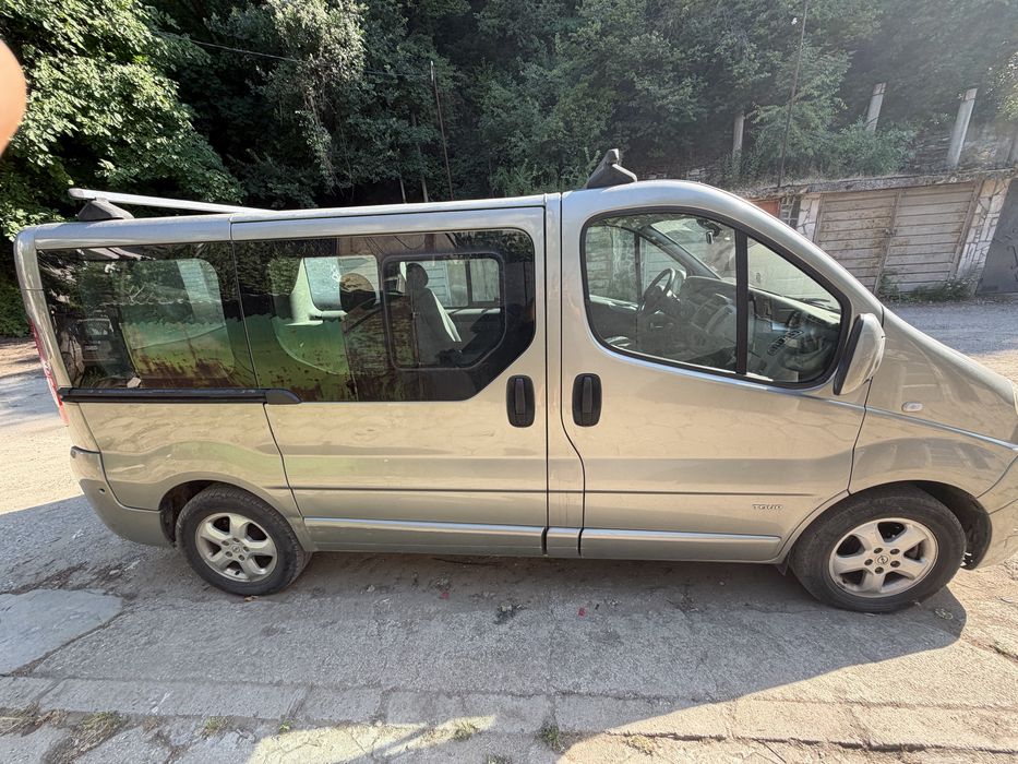 Opel Vivaro 2.5 CDTI 2009г дизел пътническо  товарен бус