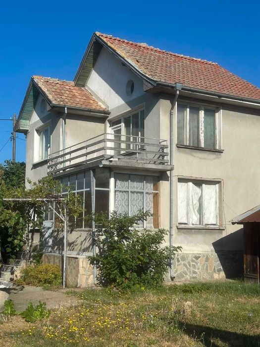 Къща с 4 спални и двор 1200 кв.м. за продажба в село Осетеново