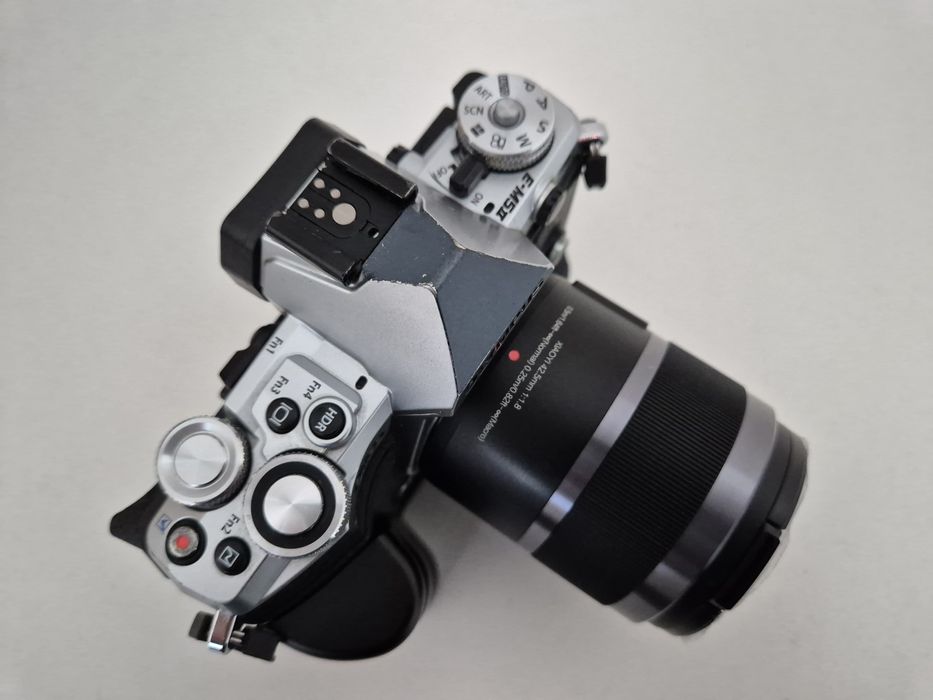 Olympus OMD EM5 MKII + автофоскусен обектив 42.5MM/F1.7 + външна светк