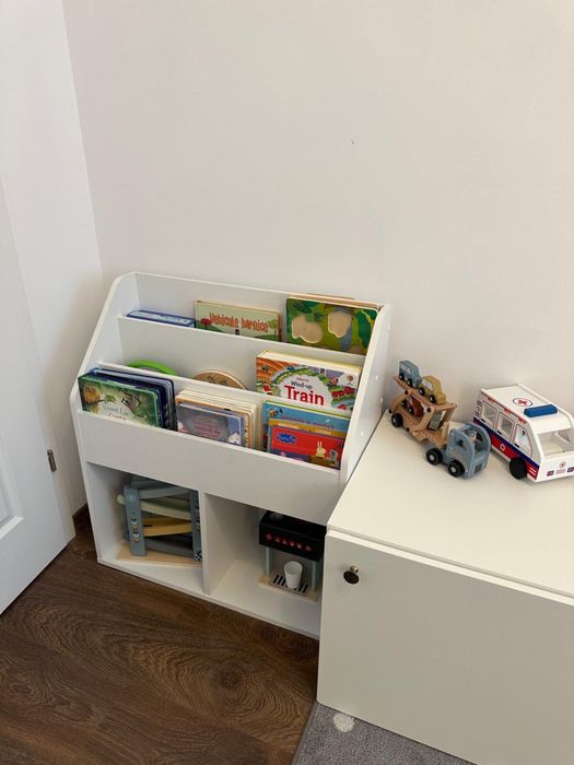 Raft carti  pentru camera copilului