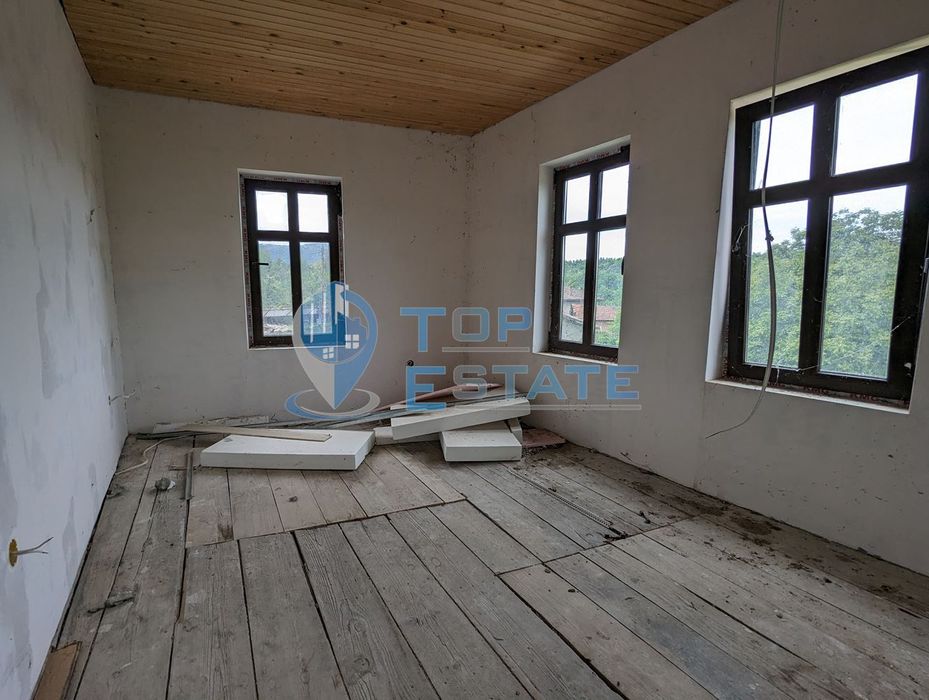 Двуетажна тухлена къща с външна изолация в село Миндя