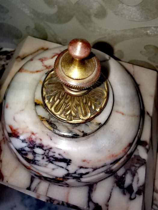 Антикватен мраморен часовник за камина от 3 части ,бял мрамор и бронз