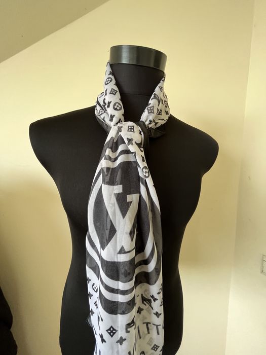 Esarfa Louis Vuitton , impecabila