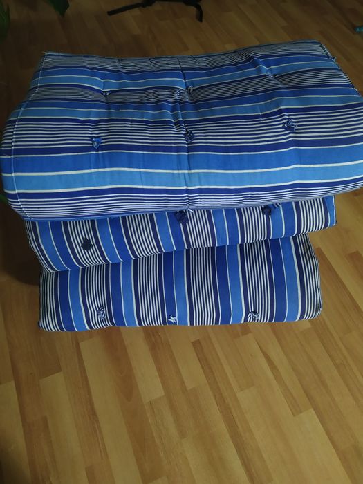 Матрасы ватные, одеало, подушки всё по 3 штуки.