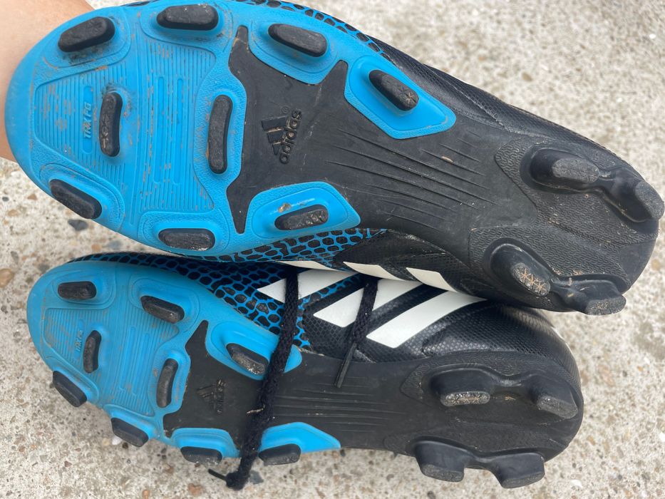 Бутонки футболни обувки