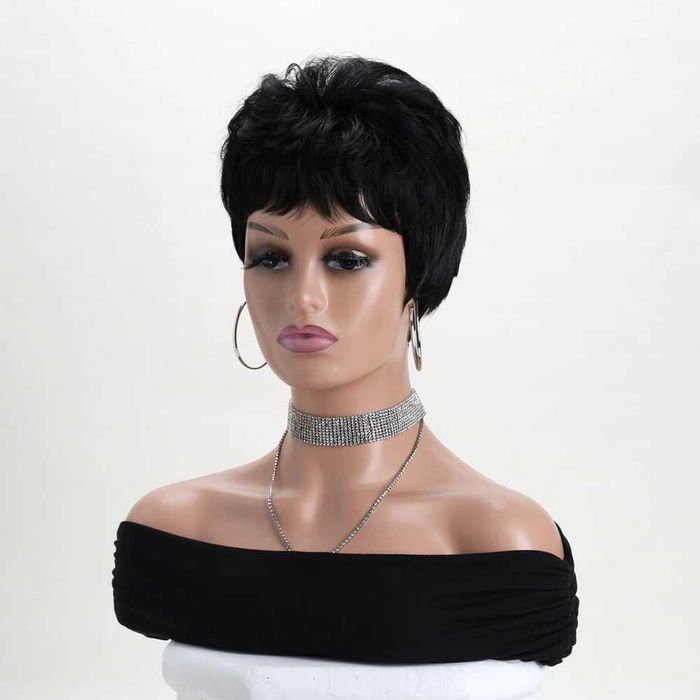 Къса черна чуплива перука