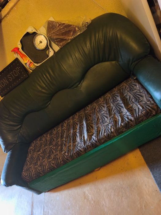 Vând canapea  extensibila imitație piele verde  cu saltea inclusa !