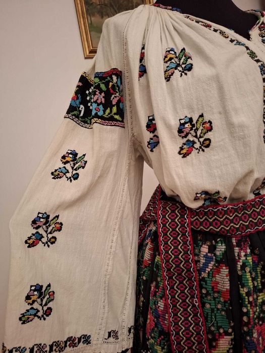 Costum popular Oltenesc – fustă neagră cu flori mari multicolore