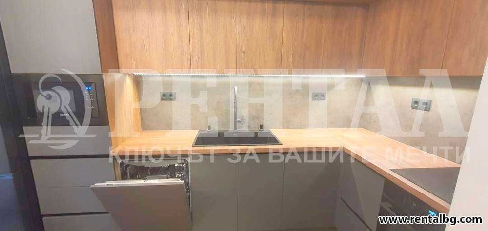 Дава се под наем Четиристаен апартамент в Пловдив, Център - 120 кв.м за 947.58 € - Снимка #1