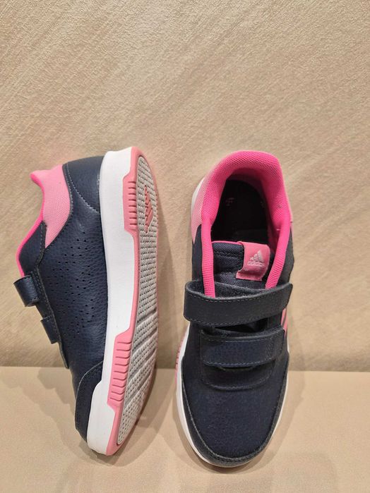 Продавам детски кецове Adidas