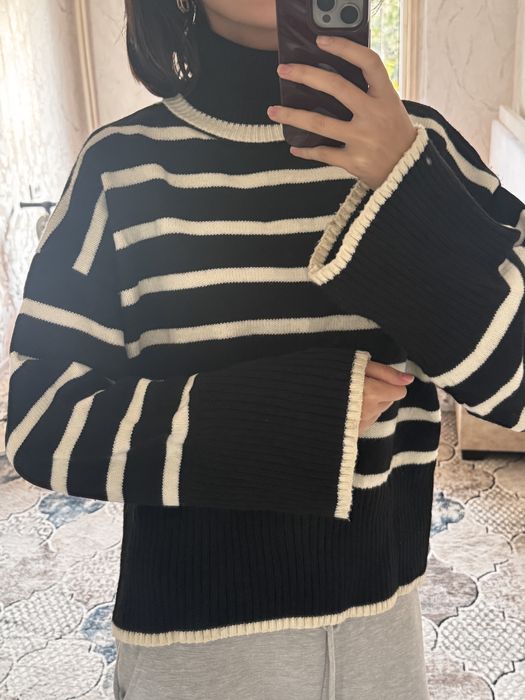Теплый свитер в полоску