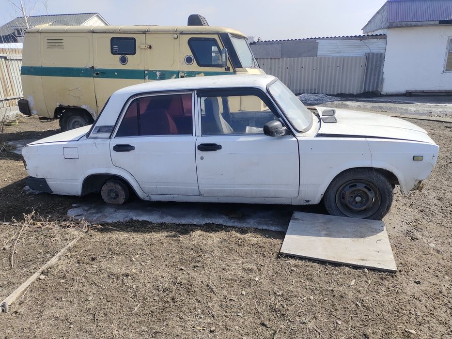 Продам ваз 2107 на запчасти.