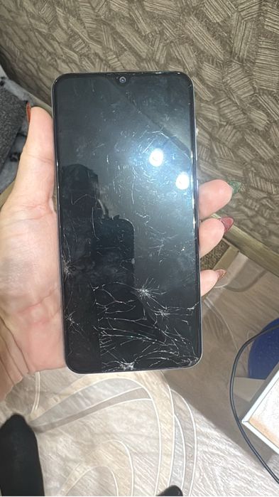 Разбитые телефоны и планшеты.